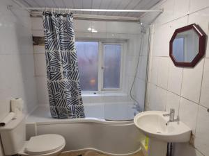 Billede fra billedgalleriet på Double Bedroom 78GL1 Greater Manchester i Middleton + 8 billeder