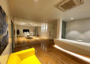 Posezení v ubytování Landcorp hotels + 25 fotografií