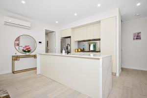 Classy Spaces Keysborough - New 2 Storey Townhouse的厨房或小厨房