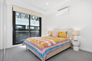 Classy Spaces Keysborough - New 2 Storey Townhouse客房内的一张或多张床位