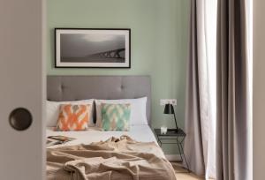 Posteľ alebo postele v izbe v ubytovaní Apartamentos Líbere Valencia Abastos