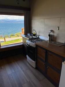Una cocina o kitchenette en La Caleta Bungalows
