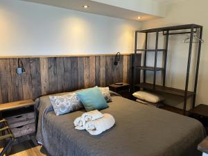 Una cama o camas en una habitación de La Caleta Bungalows