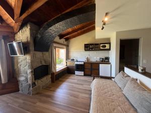 Una cocina o kitchenette en La Caleta Bungalows