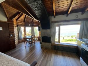 Una cama o camas en una habitación de La Caleta Bungalows