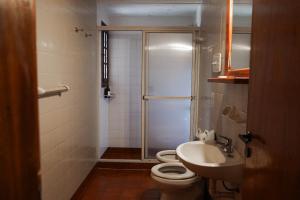 Un baño de La Caleta Bungalows