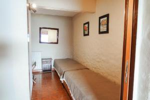 Una cama o camas en una habitación de La Caleta Bungalows
