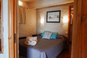 Una cama o camas en una habitación de La Caleta Bungalows