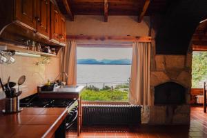 Una cocina o kitchenette en La Caleta Bungalows