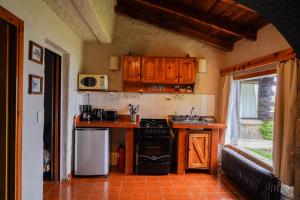 Una cocina o kitchenette en La Caleta Bungalows