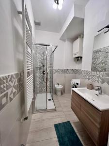 Un baño con ducha, lavabo e inodoro. en Panta Rei home, en Trieste