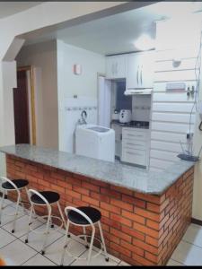 Η κουζίνα ή μικρή κουζίνα στο Condomínio Santa Camila