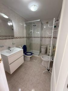 Et badeværelse på Casa Azul - La Caleta