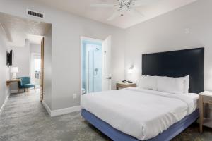 Postel nebo postele na pokoji v ubytování Seaside Amelia Inn - Amelia Island