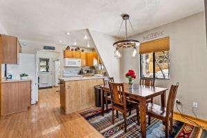 a kitchen and dining room with a table and chairs at Mescalero Flagstaff in Munds Park