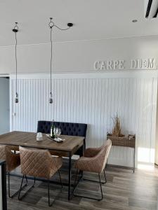 Istumisnurk majutusasutuses Hausboot Floating Haus Ankerplatz 7 in Ribnitz-Damgarten