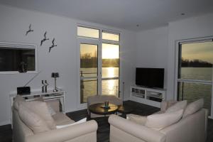 Televiisor ja/või meelelahutuskeskus majutusasutuses Hausboot Floating Haus Ankerplatz 7 in Ribnitz-Damgarten