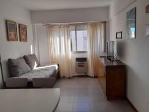 Giường trong phòng chung tại Depto 2 amb zona centro Cochera no camioneta Solo familias