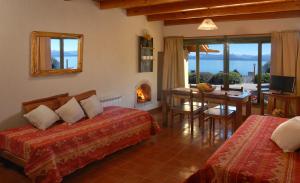Una cama o camas en una habitación de La Caleta Bungalows