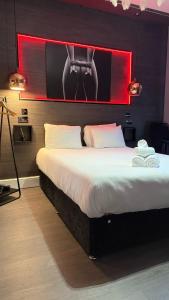 Postel nebo postele na pokoji v ubytování Sizzling London Studio with Jacuzzi & Private Bath