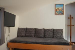 un sofá en una habitación con TV en La Loulettaz, en Le Grand-Bornand