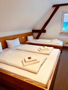 Postel nebo postele na pokoji v ubytování Gästehaus Ludwig