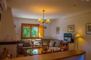 un salon avec un canapé et une table dans l'établissement Casa Número 3, à Válor