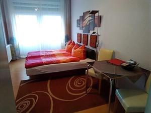 una camera da letto con un letto, una scrivania e una finestra di Fewo Fam Große a Friedland