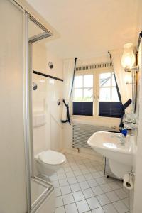 Ένα μπάνιο στο Ferienwohnung Heefwai H2W6 In Morsum