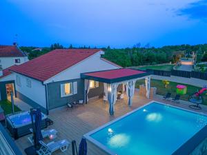 an overhead view of a house with a swimming pool at Schöne Villa Beauty Für 6 Personen Und 1 Kind in Brajkovići