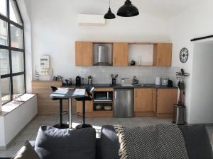 Кухня или мини-кухня в Loft 2 personnes Climatisé parking privé jardin
 +9 фотографий