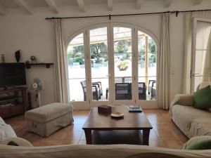 a living room with a couch and a coffee table at Gemütliches Ferienhaus In Alaior Mit Privatem Pool in Cala'n Porter