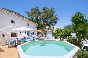 ein Swimmingpool vor einem Haus in der Unterkunft Ferienhaus für 6 Personen ca 124 qm in Comares, Andalusien Costa del Sol in Comares