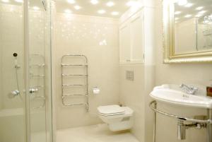 une salle de bains avec douche, toilettes et lavabo dans l'établissement Ferienwohnung Sönshörn S20 In Munkmarsch, à Munkmarsch