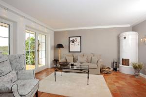 un salon avec un canapé et une table dans l'établissement Ferienwohnung Sönshörn S20 In Munkmarsch, à Munkmarsch 15 autres photos