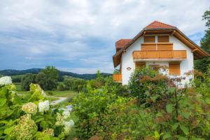 une maison sur une colline avec un jardin dans l'établissement Villa Katarina, à Mokronog 23 autres photos