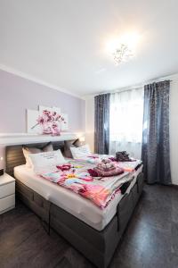 ein Schlafzimmer mit einem großen Bett in einem Zimmer in der Unterkunft 5 Sterne Ferienwohnung Zirbe mit eigener Infrarotsauna und Whirlpoolbadewanne in Arnbruck