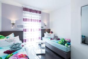 ein Zimmer mit zwei Betten und einem Fenster in der Unterkunft 5 Sterne Ferienwohnung Zirbe mit eigener Infrarotsauna und Whirlpoolbadewanne in Arnbruck