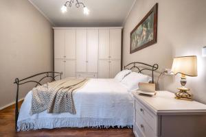 a bedroom with a bed and a desk with a laptop at Wohnung La Volata In Massa E Cozzile in Massa e Cozzile