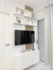 Televisyen dan/atau pusat hiburan di Lily - One Bedroom Unit with Veranda
