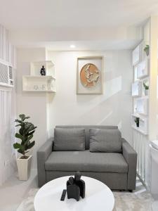 Ruang duduk di Lily - One Bedroom Unit with Veranda