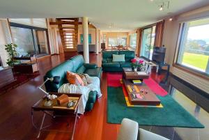a living room with a couch and a table at MARdeCIES Chalet de vacaciones in Vigo