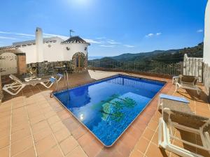 einen Pool auf der Terrasse eines Hauses in der Unterkunft Holiday Home Tres Palmeras by Interhome in Frigiliana