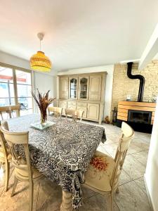 ein Esszimmer mit Tisch und Stühlen in der Unterkunft Maison familiale - Côte de Granit Rose in Saint-Quay-Perros