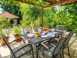 A garden outside Holiday Home Horvath by Interhome