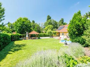 A garden outside Holiday Home Horvath by Interhome