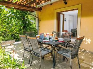 A garden outside Holiday Home Horvath by Interhome