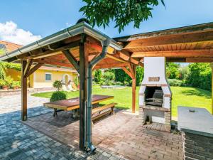 A garden outside Holiday Home Horvath by Interhome
