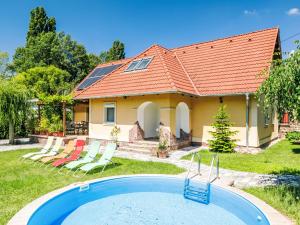 A garden outside Holiday Home Horvath by Interhome