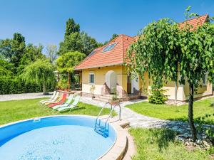The swimming pool at or close to Holiday Home Horvath by Interhome